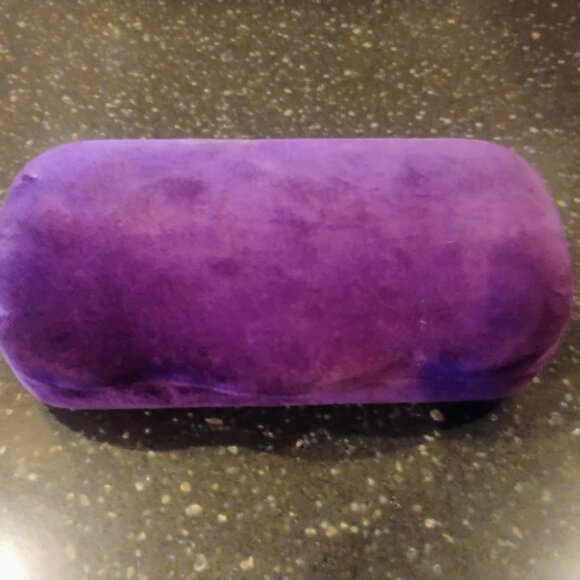 Like New Gucci sunglasses with case - Picture 9 of 10